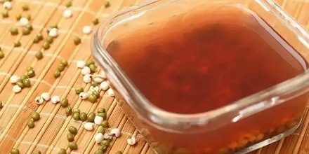 为什么明明是绿豆却煮出来红色的汤?