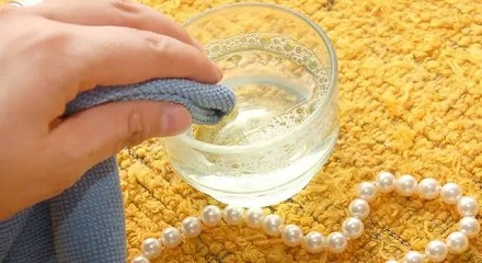 刚挖出来的珍珠,为什么要先塞进豆腐里燕几个小时?