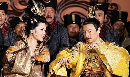 唐中宗李显身世显赫,自己是皇帝,父亲是皇帝,弟弟是皇帝,儿子是皇帝,侄儿是皇帝,更要命的是母亲还是皇帝武则天,于是称他为:六位帝黄丸。