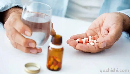 服药后哪种姿势更能促进药物吸收?
